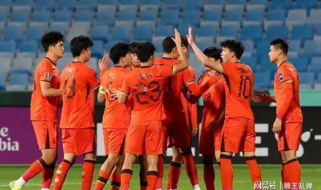 爱游戏在线-裁判针对+进攻哑火！李昊一己之力扛国足，守强攻弱淘汰赛悬了